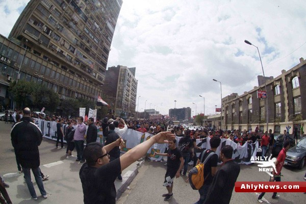 شاهد بالصور.. الجزء الثاني لمسيرة أولتراس أهلاوي المطالبة بالقصاص للشهداء Na2ebof12