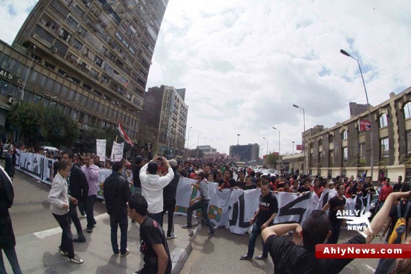 شاهد بالصور.. الجزء الثاني لمسيرة أولتراس أهلاوي المطالبة بالقصاص للشهداء Na2ebof13