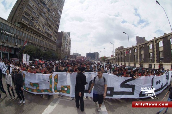 شاهد بالصور.. الجزء الثاني لمسيرة أولتراس أهلاوي المطالبة بالقصاص للشهداء Na2ebof14