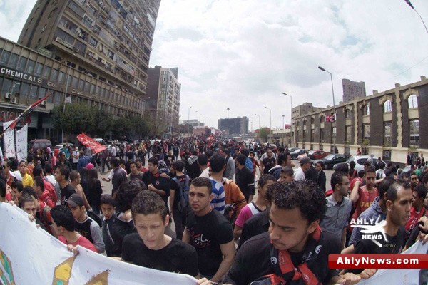 شاهد بالصور.. الجزء الثاني لمسيرة أولتراس أهلاوي المطالبة بالقصاص للشهداء Na2ebof15