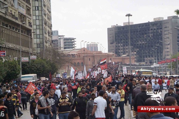 شاهد بالصور.. الجزء الثاني لمسيرة أولتراس أهلاوي المطالبة بالقصاص للشهداء Na2ebof16