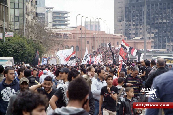 شاهد بالصور.. الجزء الثاني لمسيرة أولتراس أهلاوي المطالبة بالقصاص للشهداء Na2ebof17