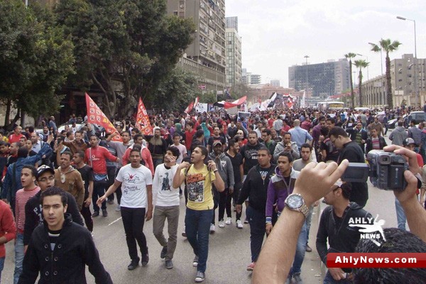 شاهد بالصور.. الجزء الثاني لمسيرة أولتراس أهلاوي المطالبة بالقصاص للشهداء Na2ebof19