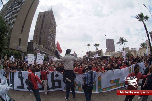 شاهد بالصور.. الجزء الثاني لمسيرة أولتراس أهلاوي المطالبة بالقصاص للشهداء Na2ebof20