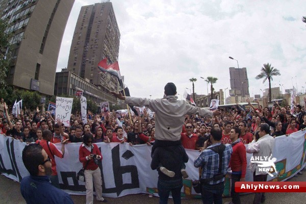 شاهد بالصور.. الجزء الثاني لمسيرة أولتراس أهلاوي المطالبة بالقصاص للشهداء Na2ebof21