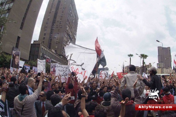 شاهد بالصور.. الجزء الثاني لمسيرة أولتراس أهلاوي المطالبة بالقصاص للشهداء Na2ebof23