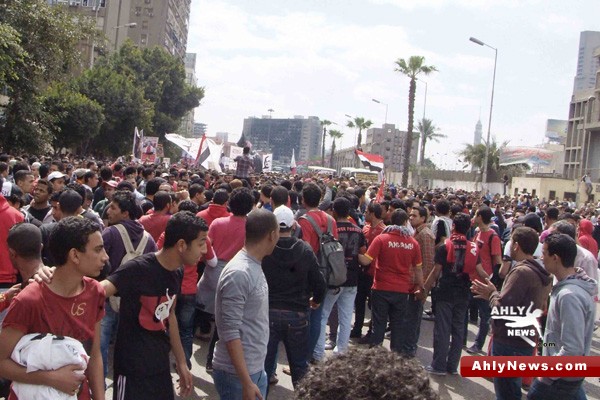 شاهد بالصور.. الجزء الثاني لمسيرة أولتراس أهلاوي المطالبة بالقصاص للشهداء Na2ebof25