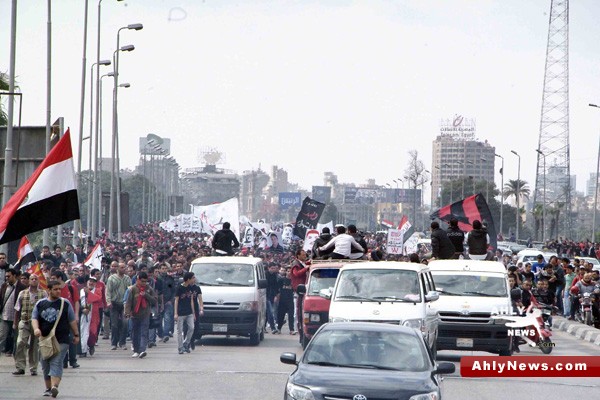 شاهد بالصور.. الجزء الثاني لمسيرة أولتراس أهلاوي المطالبة بالقصاص للشهداء Na2ebof3
