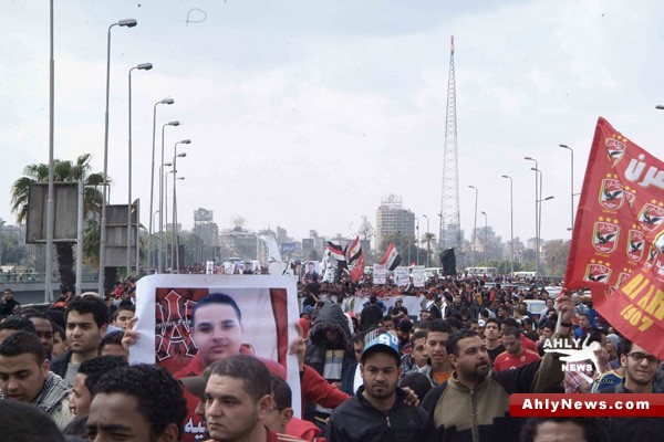 شاهد بالصور.. الجزء الثاني لمسيرة أولتراس أهلاوي المطالبة بالقصاص للشهداء Na2ebof5