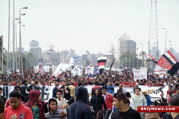 شاهد بالصور.. الجزء الثاني لمسيرة أولتراس أهلاوي المطالبة بالقصاص للشهداء Na2ebof6