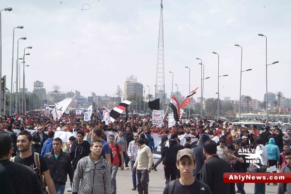 شاهد بالصور.. الجزء الثاني لمسيرة أولتراس أهلاوي المطالبة بالقصاص للشهداء Na2ebof7