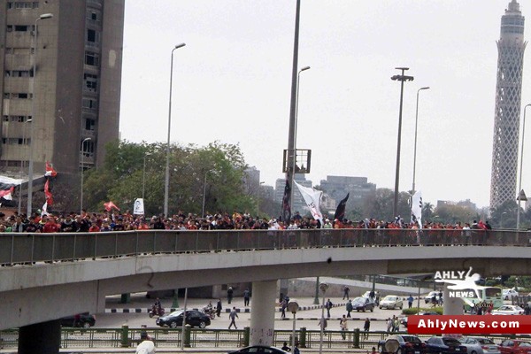شاهد بالصور.. الجزء الثاني لمسيرة أولتراس أهلاوي المطالبة بالقصاص للشهداء Na2ebof8
