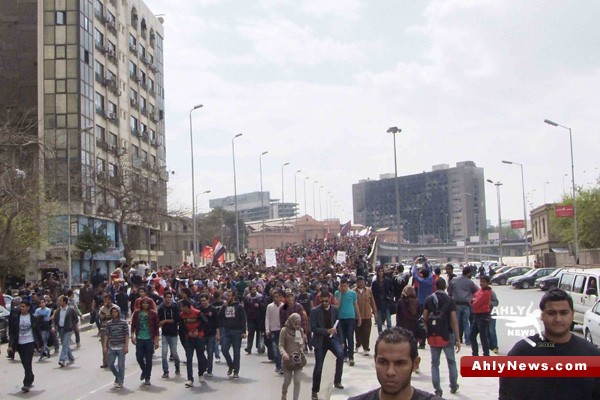 شاهد بالصور.. الجزء الثاني لمسيرة أولتراس أهلاوي المطالبة بالقصاص للشهداء Na2ebof9