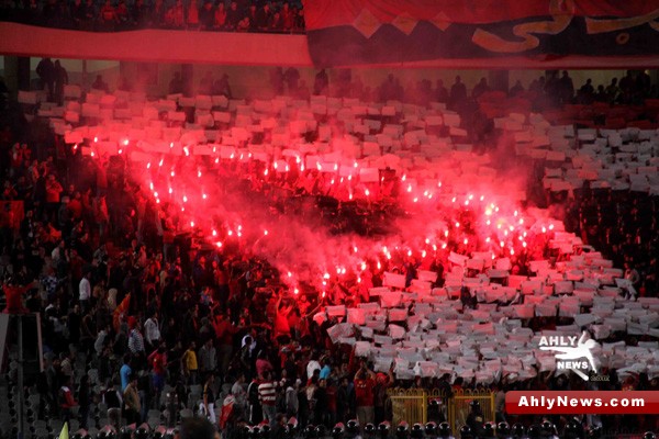 بالصور : شاهد ابداع التراس اهلاوى فى ماتش الاهلى وطلائع الجيش  Oltragesh2