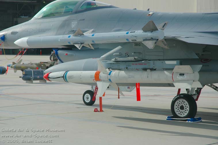 الاف 16 اقوى مقاتلة في الجيل 4 DSC_4289%20AIM-120%20AGM-84%20left%20rear%20l