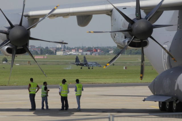 Bourget 2013 : avec Soar, Thales se lance dans le vol suborbital Par Rémy Decourt Air-journal_bourget-2013-20-640x426