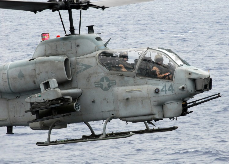 KA-52 افضل هيليكوبتر في العالم  Ah1w-081017-1rs