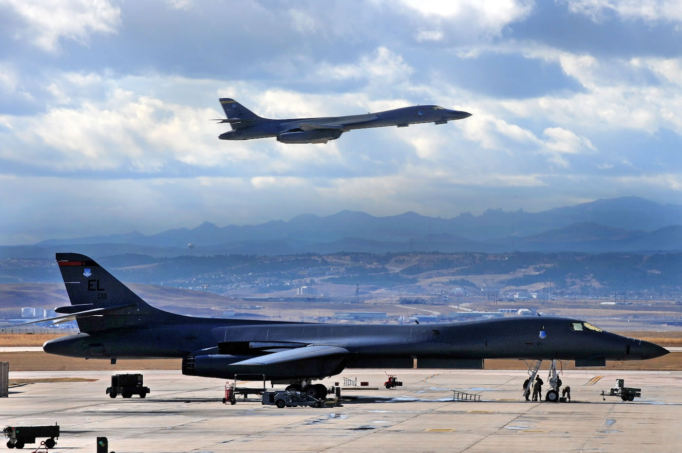 مقارنة بين البي-1 و التي يو-160 B-1_Lancer_16