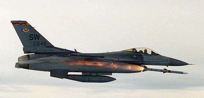 ملخص كامل عن المقاتلة التى تربعت على عرش اقوى مقاتلات الجيل الرابع F-16 - صفحة 2 Aim120-f16