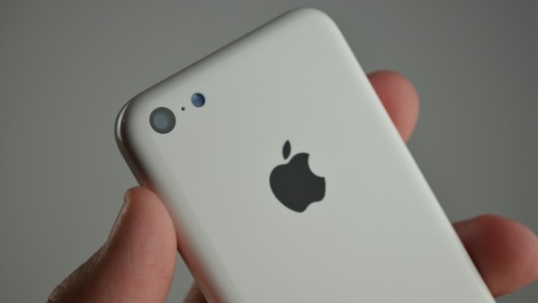 آبل تستعد لإطلاق هاتفي آيفون الشهر القادم Apple-iPhone-5C-26-598x337