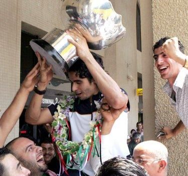     Iraqi_foootball_player_arriving_in_amman