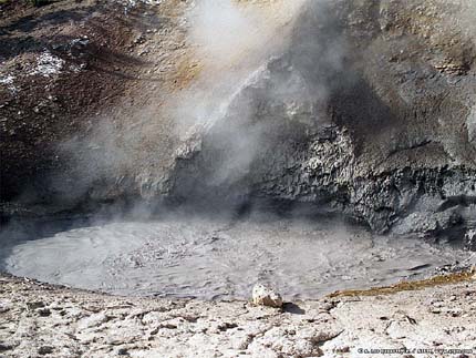 العلاج بالطين وتاريخ واسباتة Mud-volcano