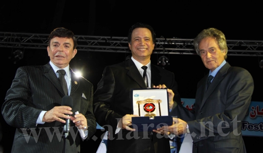 تامر حسني غاب عن أستلام جائزة أفضل كليب في 2010 بعنوان: تاعبة كل الناس A280710a4(1)