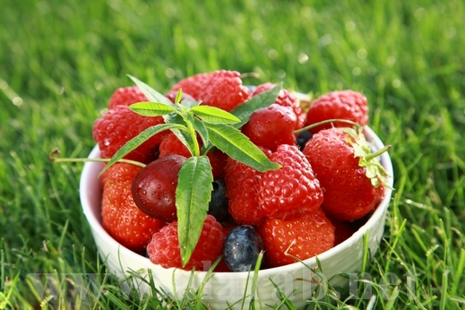 سلطة الفراولة أشهى التحلايات الصيفية  بمنتدى وادي  العرب Strawberry%20salad