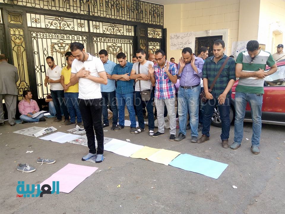 " داخل اعتصام المعلمين المغتربين "رجال".. المتضررون: أغيثونا من الوزير العنصري.. استعدادات للتصعيد والإضراب عن الطعام. 547