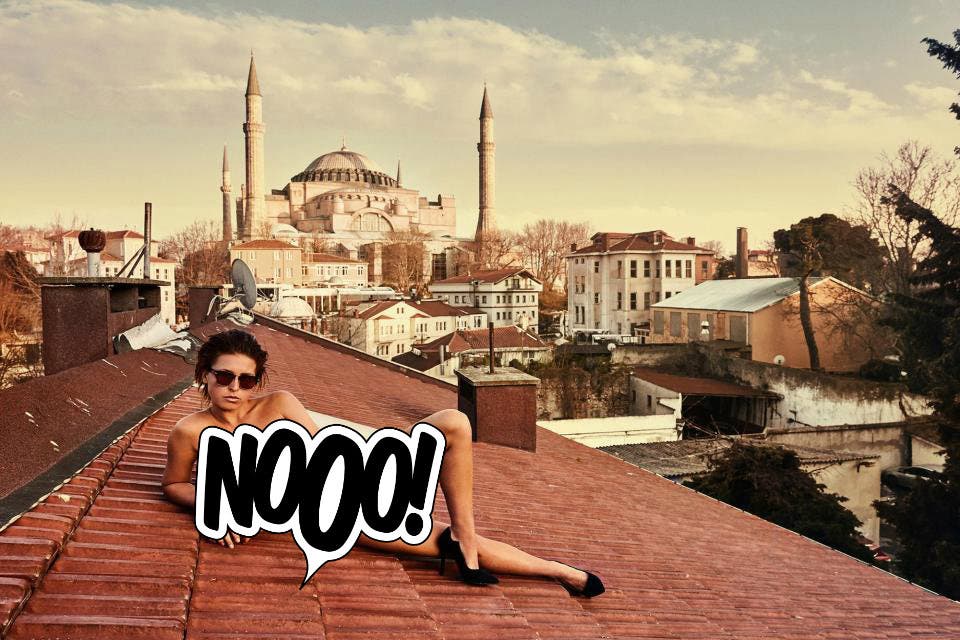فضيحة مصورة : عارضة مجلة بلاي بوي "ماريسا بابن" تتجول عارية في مسجد بتركيا NINTCHDBPICT000443555681