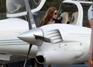 Jolie rend pas pasionit të saj të ri, fluturimit Angelina_avion