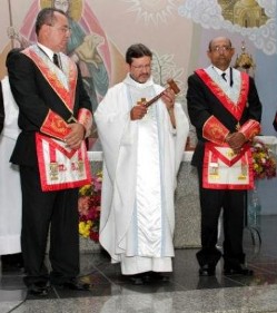 Esta Iglesia da mucho asco: Una cura brasileño celebra una “Misa masónica” para conmemorar el Día del Masón Misa-masona