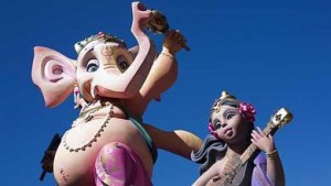 ‘Bajada de pantalones’ en Valencia: Los hindúes logran que no se queme una falla que consideraban “sacrílega” Elefante-300x169