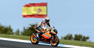 Marc Márquez ya reina en MotoGP y se convierte en el campeón del mundo más joven de la historia de la categoría Marquez-bandera1-300x154