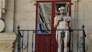 El Ayuntamiento de Santiago (PP) promueve una exposición de hombres desnudos frente a la catedral Scultura-300x169