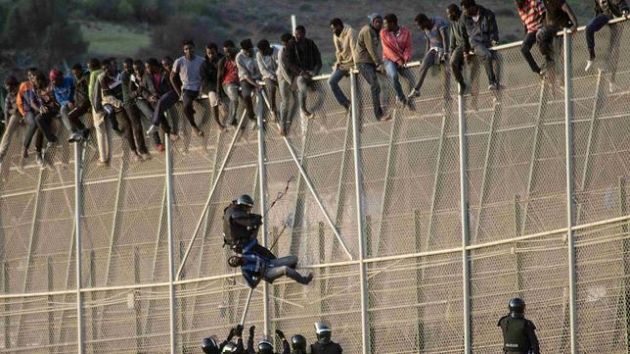 Melilla: agresiones de los inmigrantes a la Guardia Civil Ilgal2