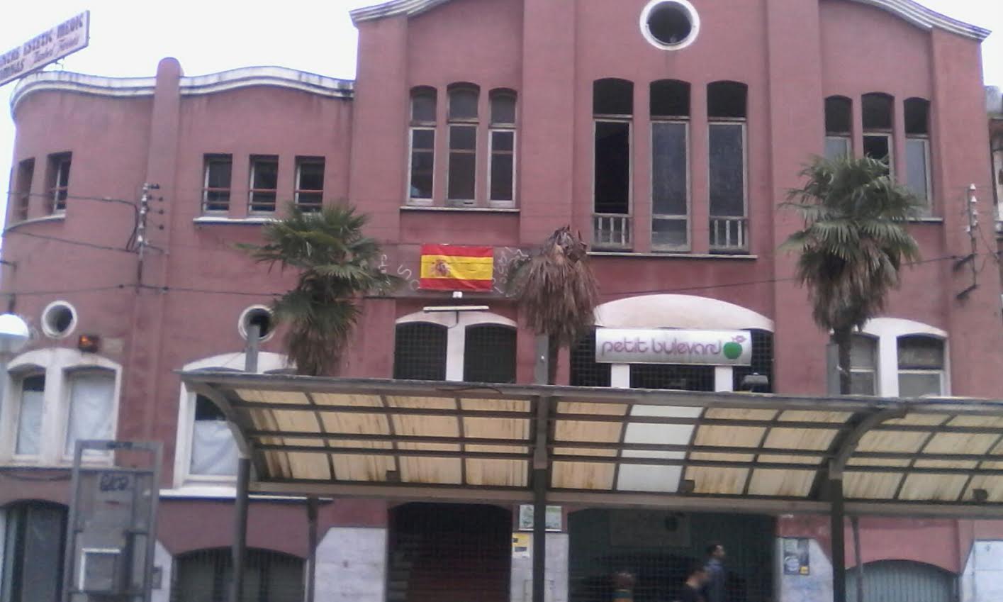 Un ciudadano de Mollet del Vallés (Barcelona) tendrá que ir a juicio tras colocar una bandera española cerca de un local de la CUP Bandera2