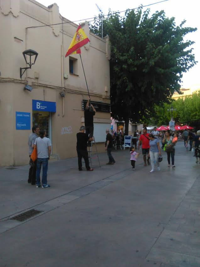 Un ciudadano de Mollet del Vallés (Barcelona) tendrá que ir a juicio tras colocar una bandera española cerca de un local de la CUP Mollet