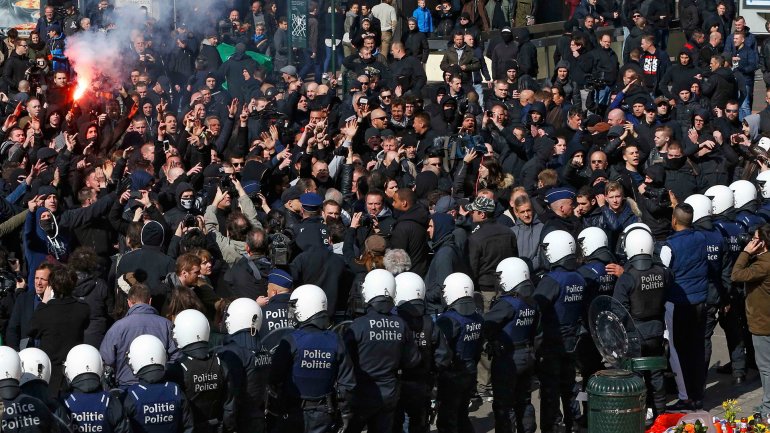 Débil con los islamistas, violenta con los patriotas: La Policía belga reprime una marcha-homenaje a las víctimas del atentado terrorista Muchedumbre