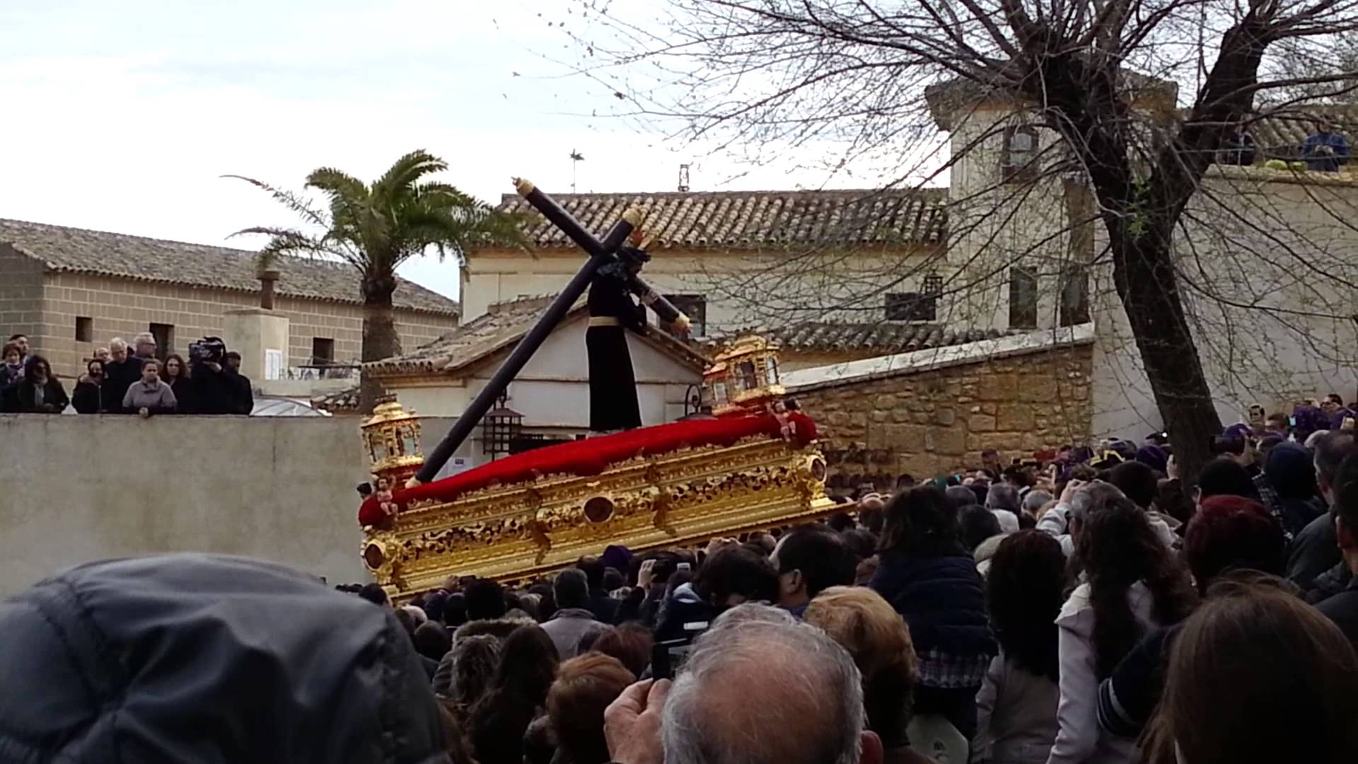 Una ultraizquierdista agrede al Nazareno de Osuna (Sevilla) con un martillo Nazareno