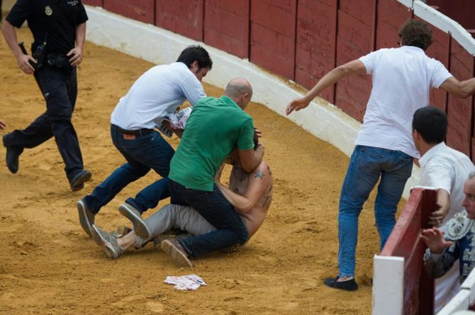 La farsa de los “animalistas”: La Fundación Rockefeller, detrás de la feroz campaña contra la Tauromaquia Perroo-670x445