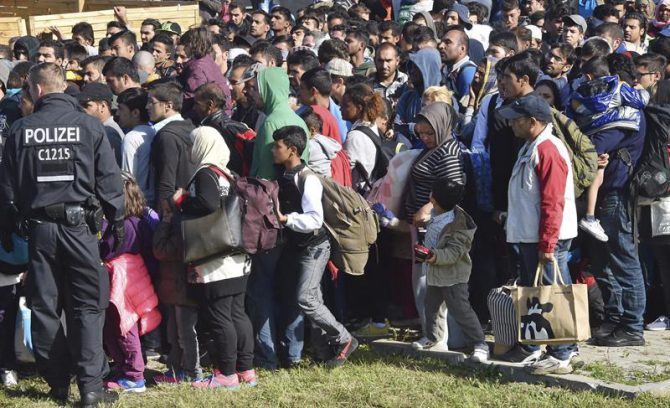 Dos hombres asaltan una iglesia en Francia y asesinan a un sacerdote Refugiados-sirios-670x408