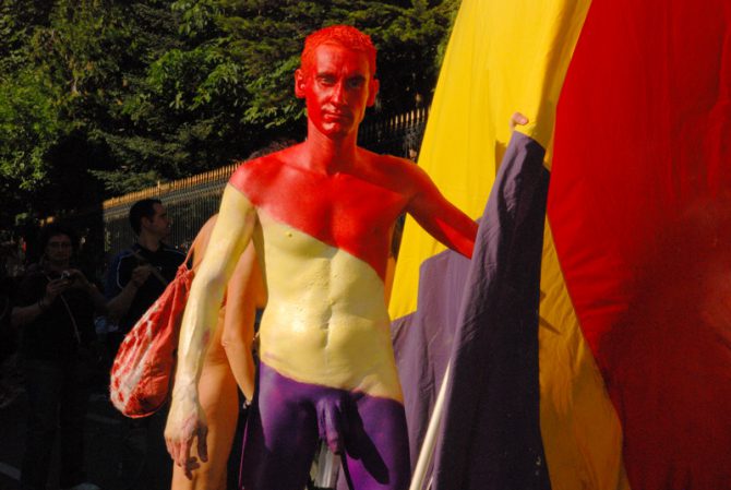 Un grupo de degenerados procedentes del orgullo gay orinan en la estatua del teniente Ruiz, héroe del 2 de mayo Gay-repoublicanpo-670x449