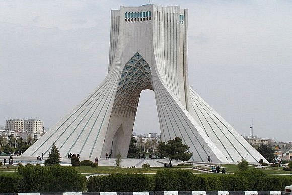  التحول إلى المسيحية.. أحدث عناوين التمرد في إيران     Tahran.1