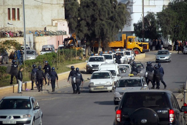 هنـا متابعة المظاهرات في الشارع الجزائري الموضوع للنقل - صفحة 2 Oran-6-1-2011-1