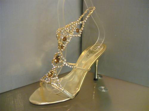 أحذية لعروس متألقة في زفافها Chaussur%204