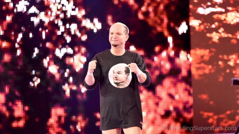 Resultados Smackdown 163 desde Liverpool, Inglaterra James-Ellsworth-Entrance