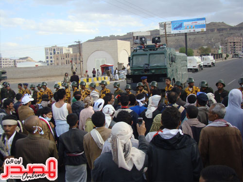 صور اعتداءات قوات الامن على المسيرة السلمية في صنعاء 19 ابريل واستشهاد 3 وعشرات الجرحى Satin-sanaa2