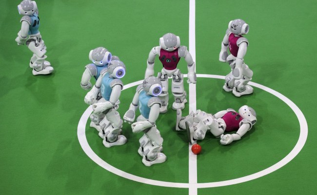 كأس العالم للروبوتات Robocup-for-football-playing-droids-kicks-off-in-Germany