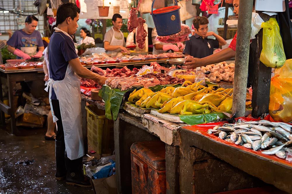  الاكلات الماليزيه  Fish-and-meat-in-the-Malaysian-market